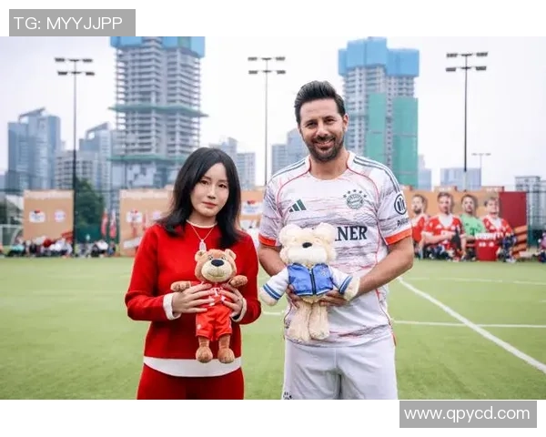 闪耀绿茵场的足球明星双排项链展现个性与风格的完美结合